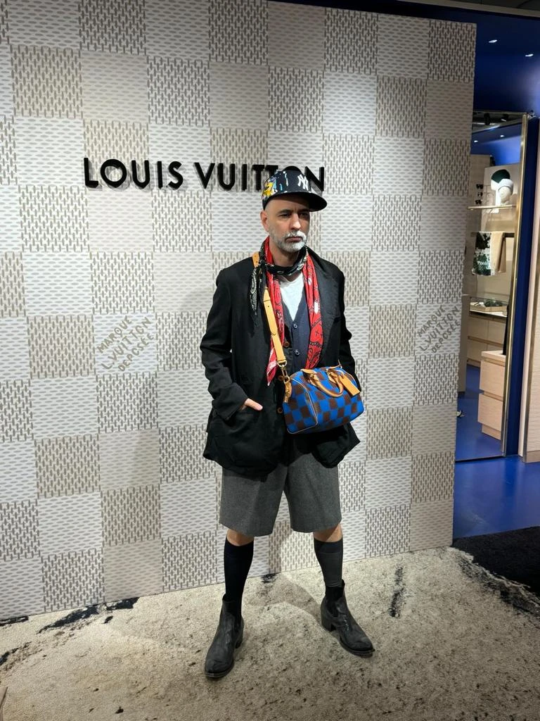 El artista argentino Guillermo Tragant en la presentación de la colección LoVers de Louis Vuitton