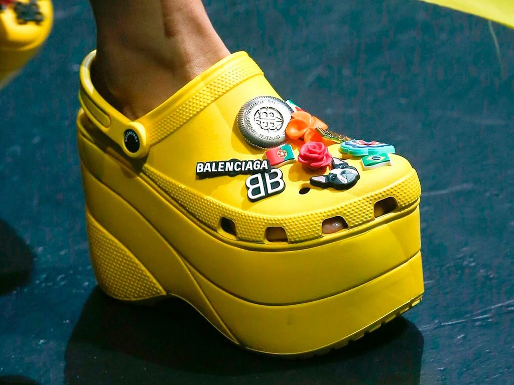 Las célebres ugly shoes de Balenciaga, las crocs con taco con taco y con plataforma