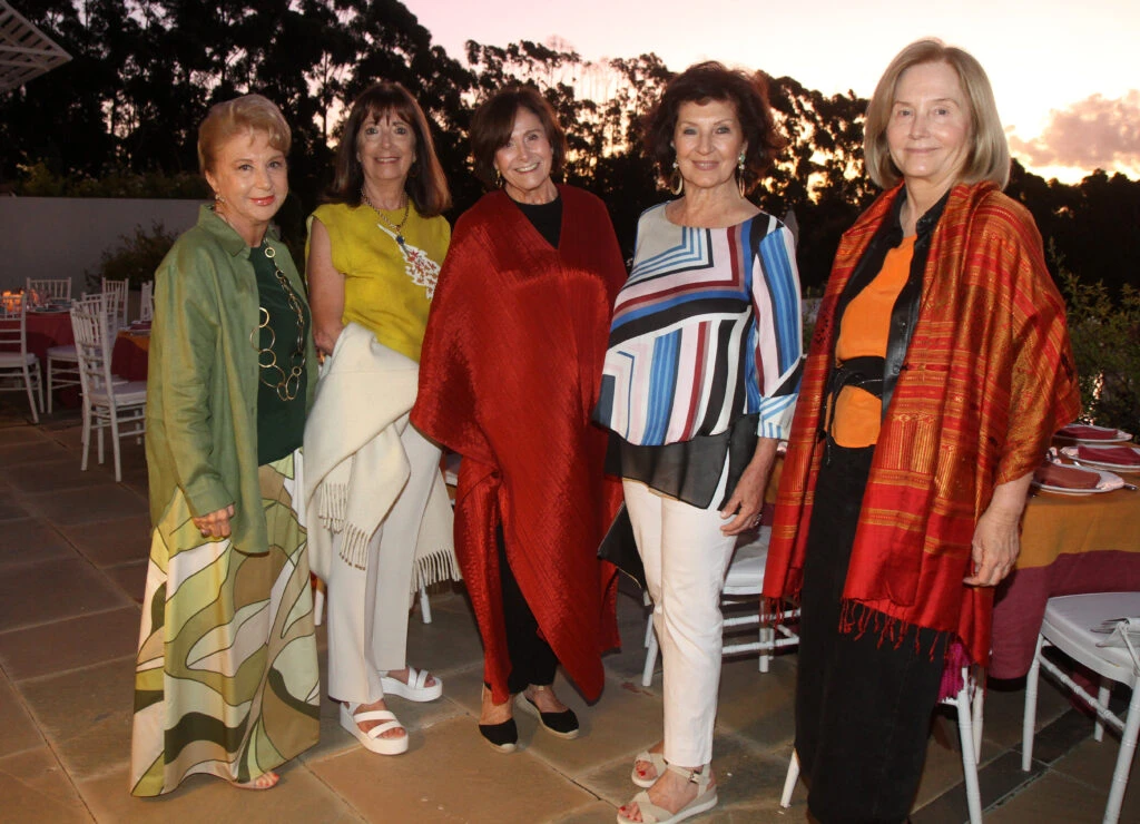 Leda Karagozian, Estela Gaibisso, Chantal de Erdozain de la Comision Directiva Amigos del Moderno, junto a Nora Marsellan y Emily Brown