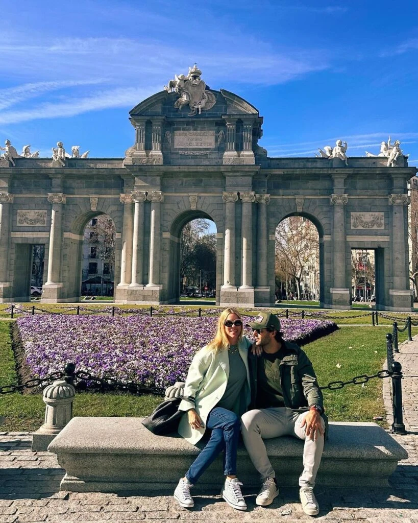 La modelo posó junto a su actual marido. Foto: Instagram.