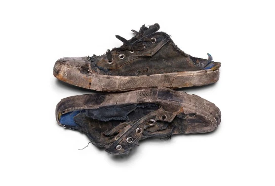 Ropa destrozada convertida en lujo, las célebres zapatillas Balenciaga