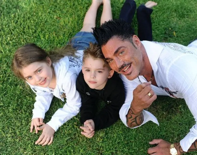 Martita y Felipe posan con su papá. 