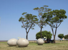 Por qué hay huevos gigantes en los espacios verdes de Buenos Aires
