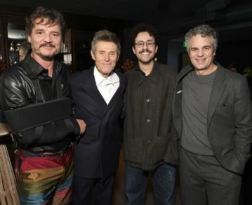 Pedro Pascal y Mark Ruffalo acompañan a Willen Dafoe tras recibir su estrella en el Paseo de la Fama de Hollywood