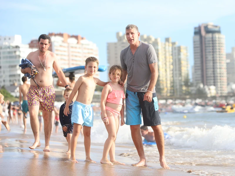 Martín Palermo pasa una tarde de playa en Punta del Este con sus hijos