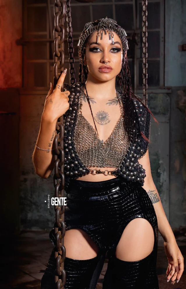 Becerra sufrió bullying en su adolescencia, algo que marcó la manera en la que se desenvolvía en el mundo.