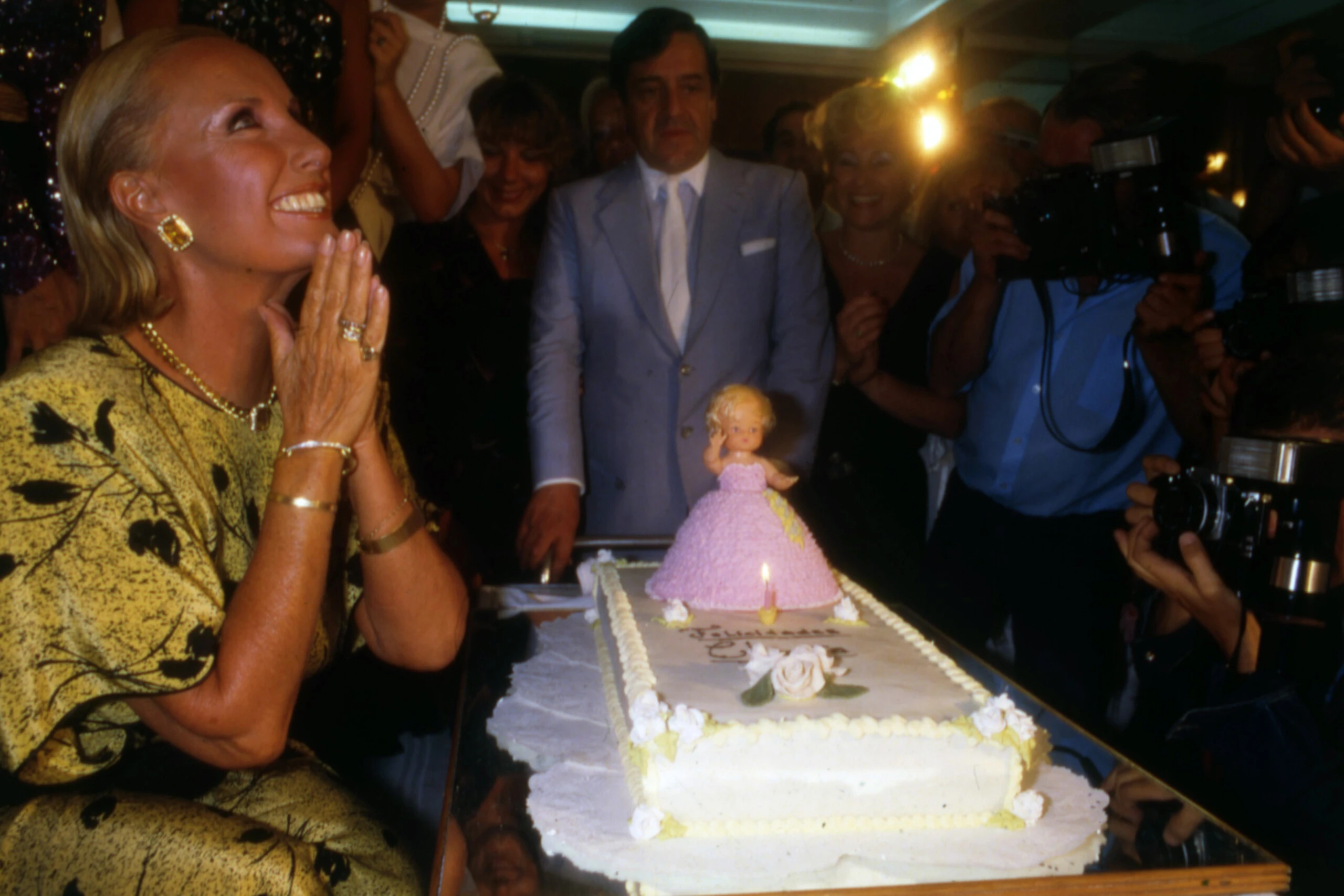 Mirando al cielo y festejando su cumpleaños en 1985.