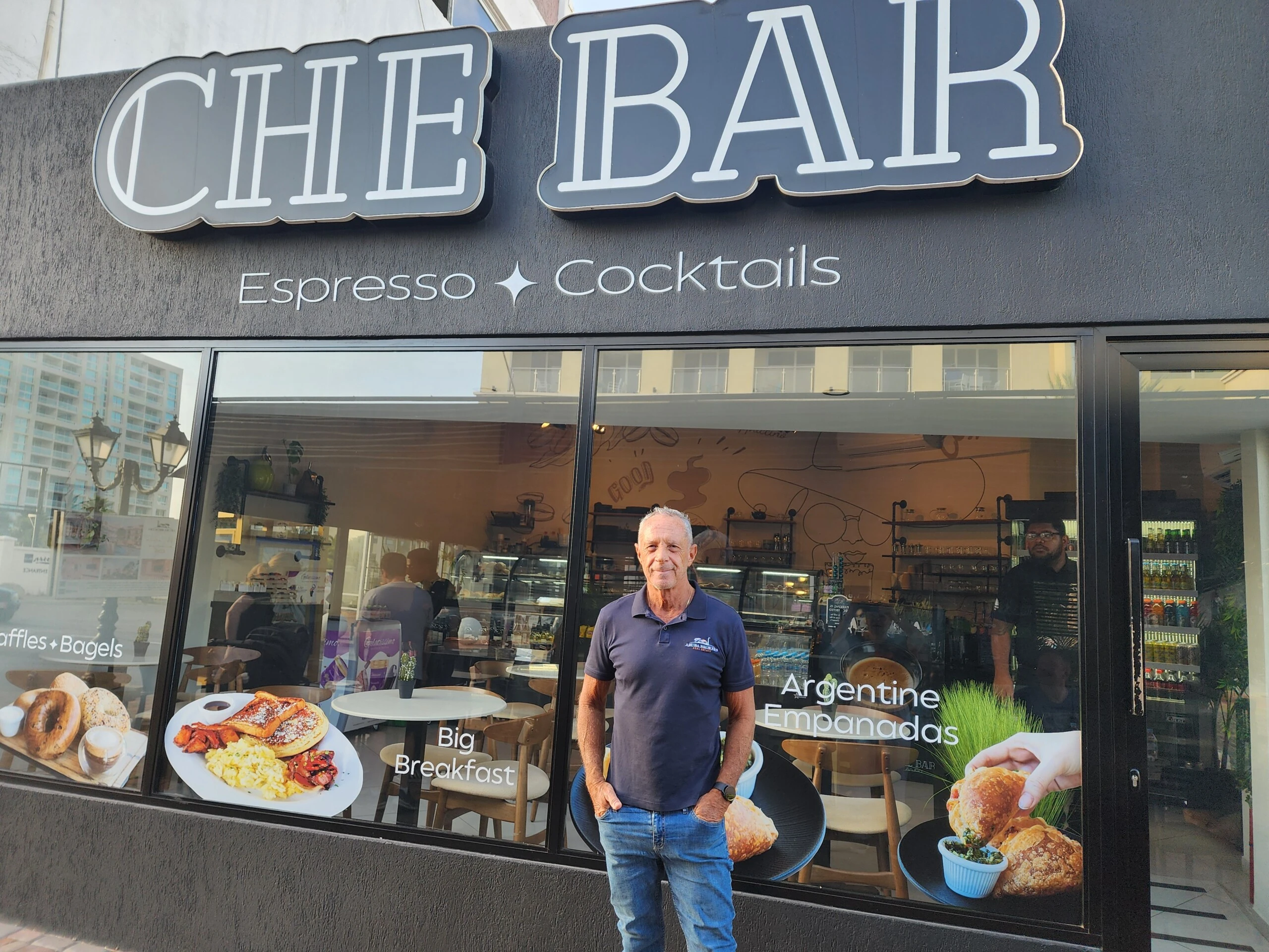 Carlos posa frente a Che Bar, el restaurante familiar con el que desde hace décadas deleitan a los comensales con platos típicos argentinos. 