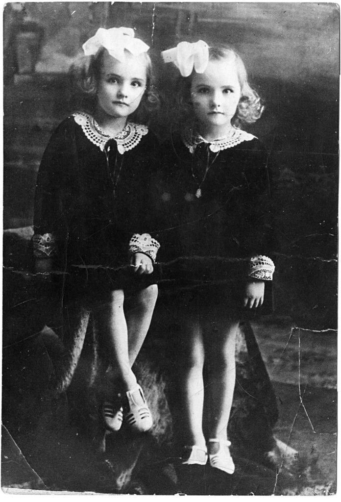 Junto a Goldie, su hermana, en la infancia.