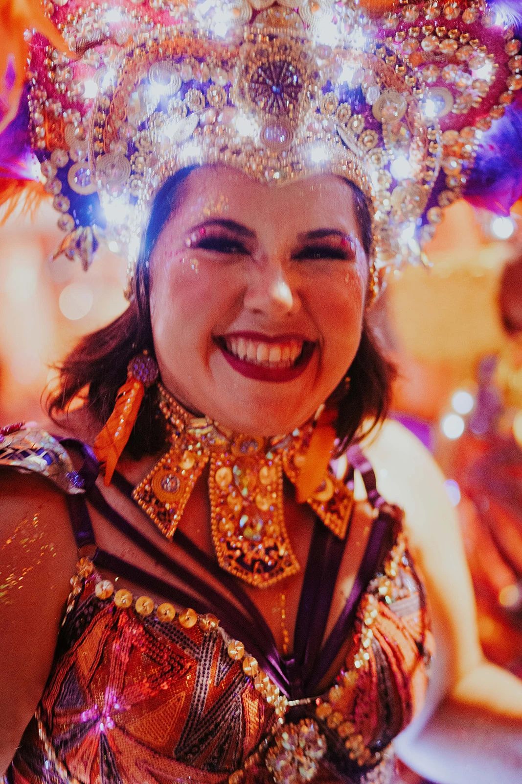 La quema del muñeco del Rey Momo, una efigie de tamaño real, marca el fin de la temporada de Carnaval de Aruba el martes de Carnaval, justo antes del miércoles de Ceniza. "Ahi ya se termina la fiesta y todos nos volcamos a la fe", manifiesta Marisol Sánchez Maldonado. 