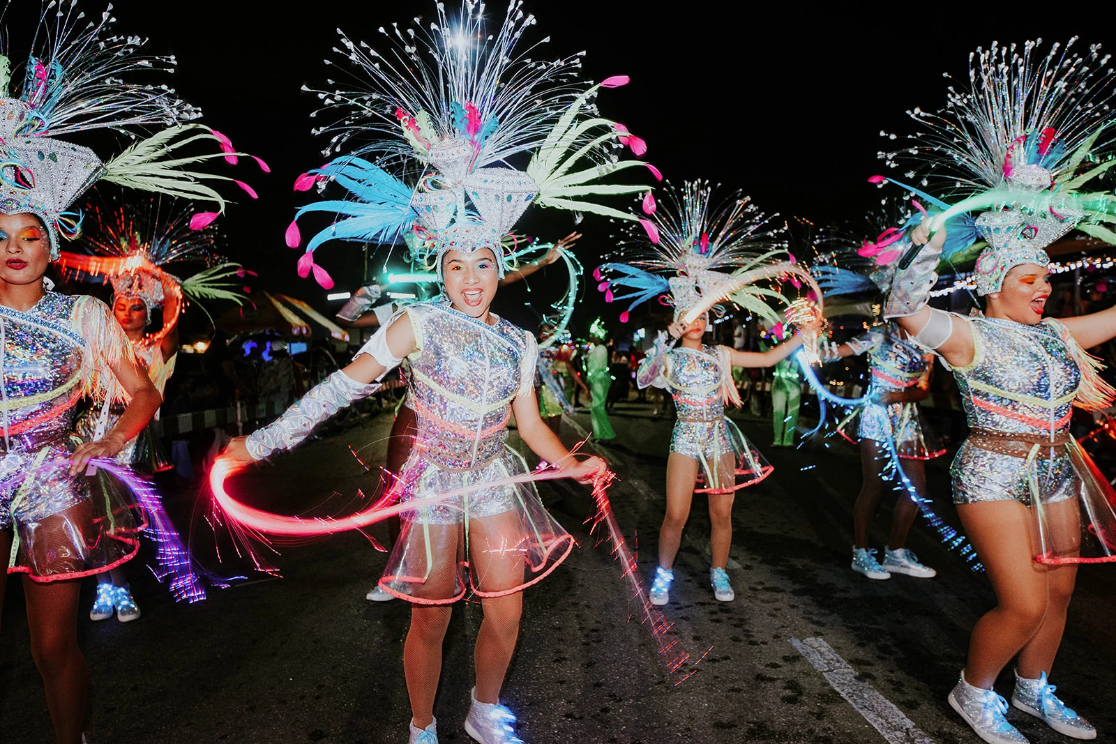 En total, llegan a participar 10 y 15 mil personas, entre carnavalistas, costureras, diseñadores y demás personas que colaboran en el armado del carnaval. 