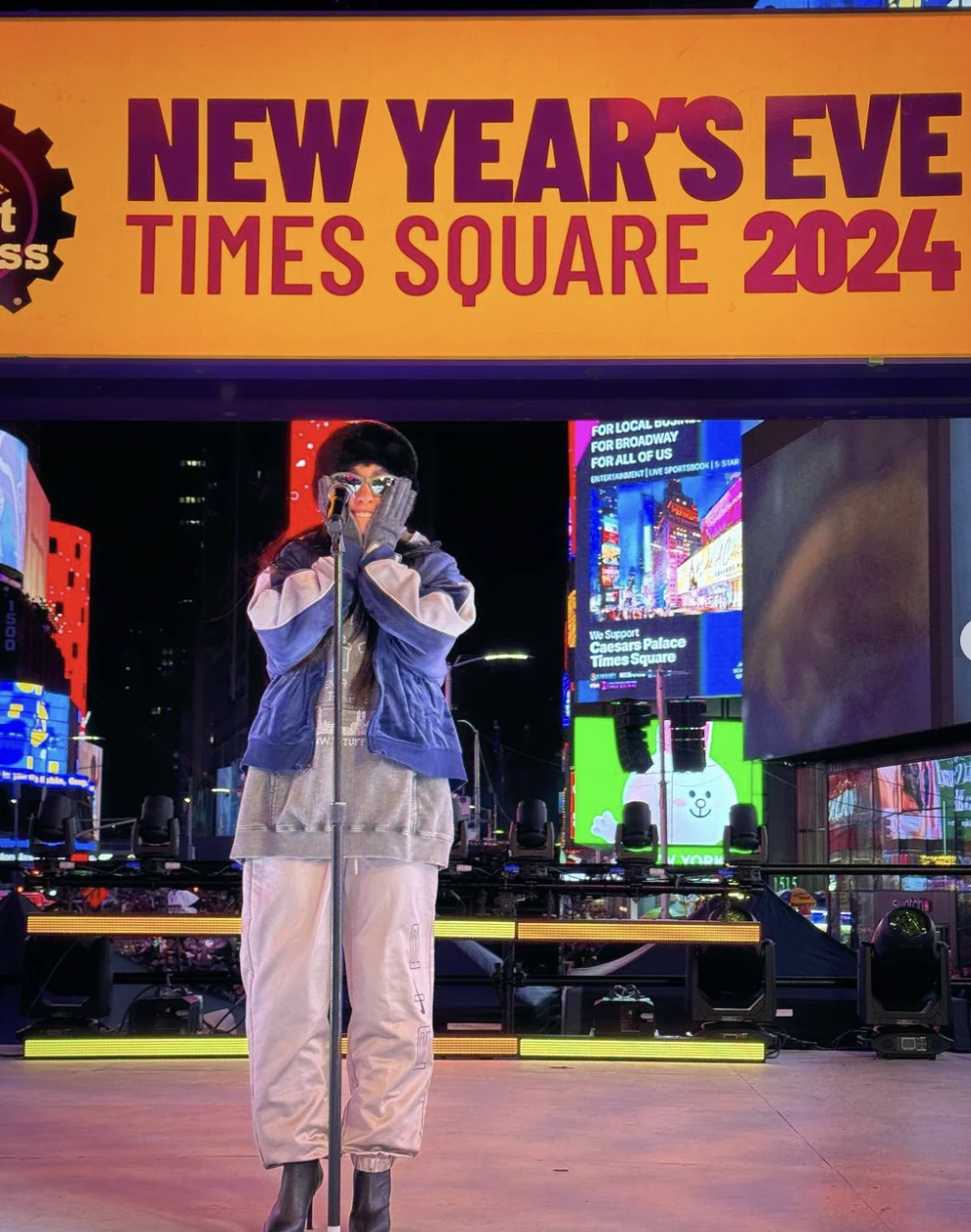 Brillando en Times Square en la clásica celebración de fin de año en Nueva York, llegando a miles de personas presentes en el lugar y a millones de espectadores alrededor de todo el mundo. 