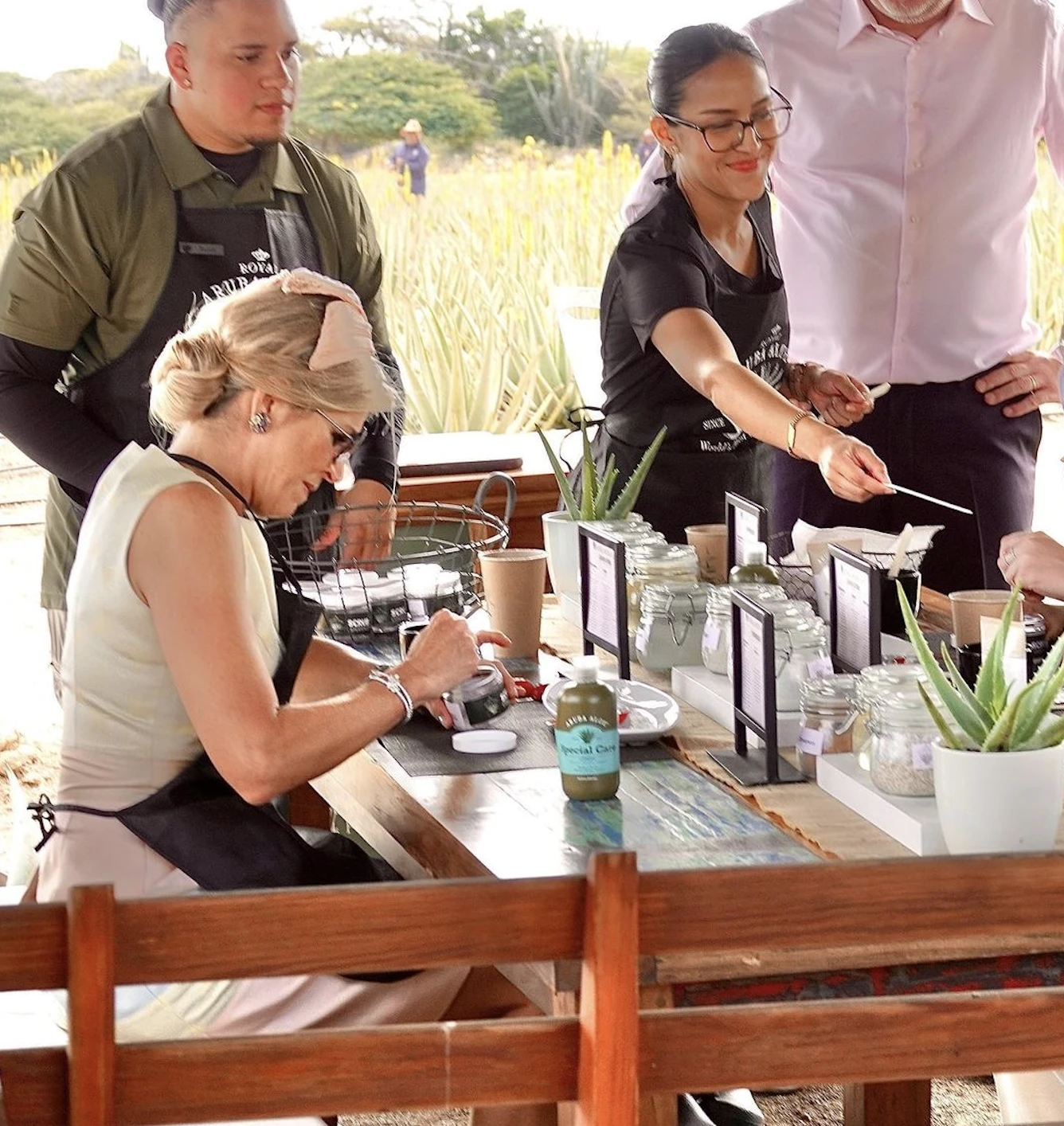 Máxima probando los productos.