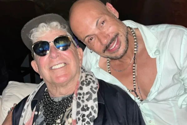 Carlos Perciavalle junto a su esposo