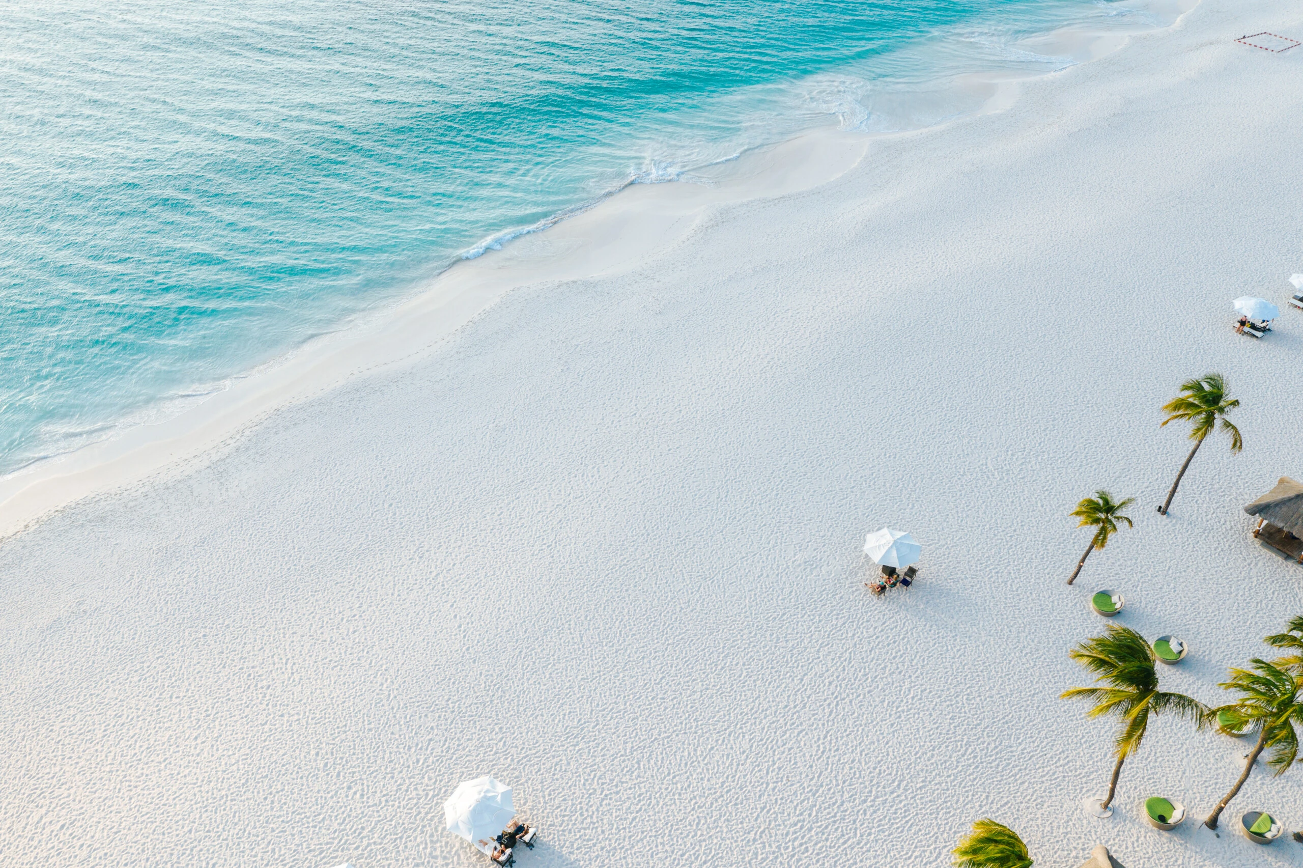Eagle Beach. Son más de 3 kilómetros de arena blanca coralina que no se calienta con el sol. El agua es cristalina y la amplitud de la playa hace que nunca parezca llena. 

