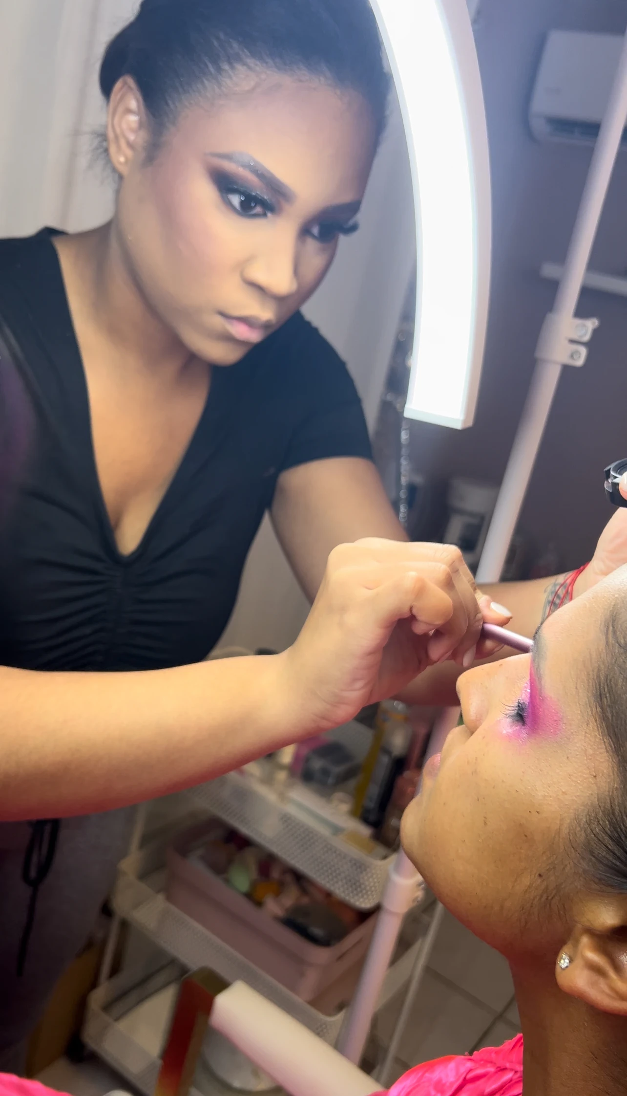 Momento de preparativos. La maquilladora Sukienn Copra trabajando sobre el rostro de una de las carnavalistas. "Esto es cultura y uno no lo quiere perder", manifiesta Trezy que estuvo unos 50 minutos preparándo su maquillaje para el desfile. 