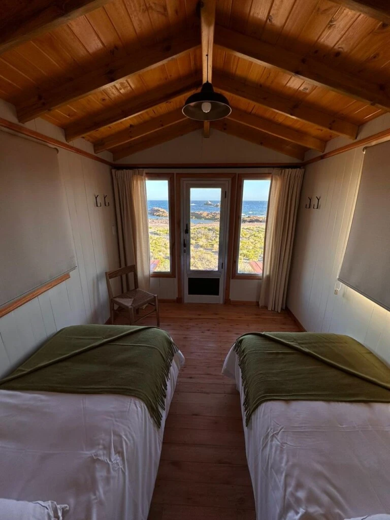 Interior del glamping Isla Leones en Parque Patagonia Azul - crédito Rewilding Argentina