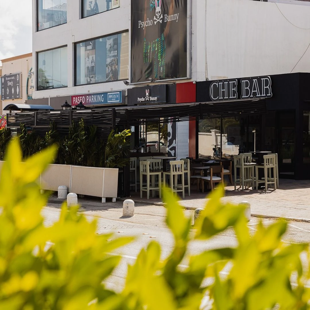 La fachada de Che Bar, que ofrece la opción de poder estar al aire libre y shows musicales.