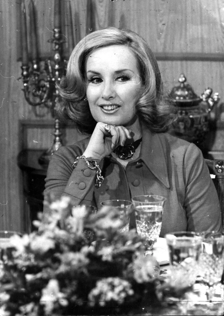 1972. Retratada conduciendo sus clásicos almuerzos.