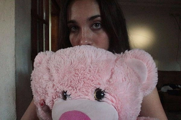 La cantante ya demostraba desde los seis años su faceta artística ya que estudiaba música y también mostraba interés por la actuación, el canto y la pintura.