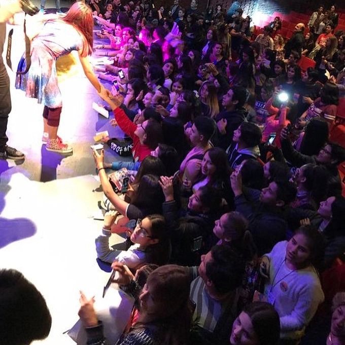 "Nuestra generación es una inspiración para los jóvenes, porque somos un montón los que empezamos de chicos, cuando antes era muchísimo más complicado triunfar en la música", María Becerra en Gente.