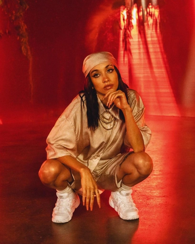 Al hablar de su personalidad, se definió en diálogo con Gente como una persona "bastante llorona". "Es como que digo “ay no, esto no me va a salir; no voy a cantar bien; tengo mucha vergüenza”, porque soy cagona, pero después voy y lo hago. Me planto", agregó.