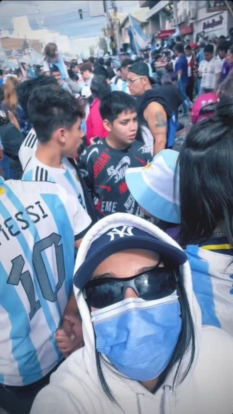 El 18 de diciembre del 2022 celebrando la victoria de Argentina, campeona del mundo y estando camuflada en Río Gallegos para nos er reconocida por sus fans.