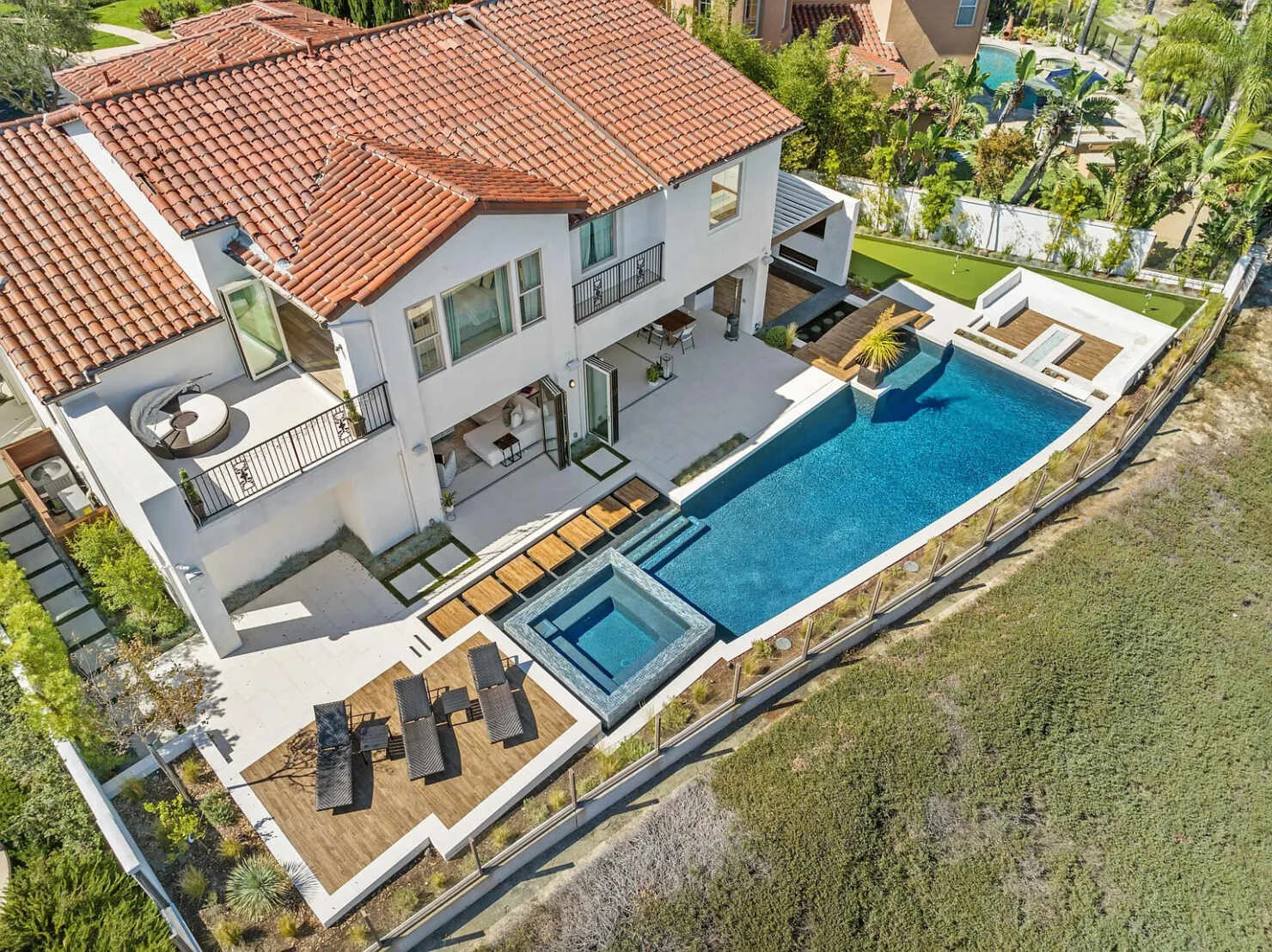 Una vista aérea de la propiedad, con piscina y detalles coloniales. 