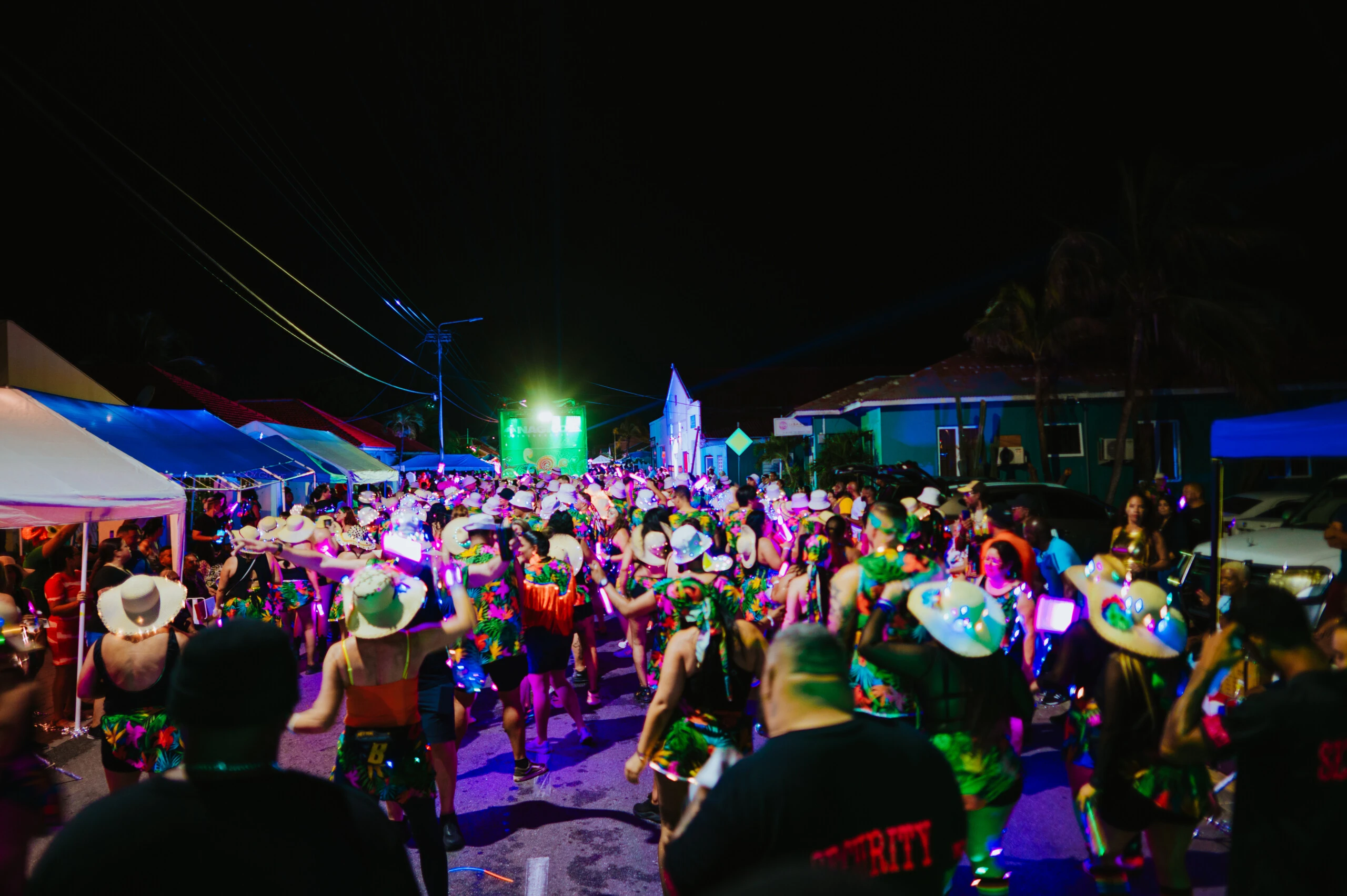 Por unas horas, las calles de Aruba se transforman en un mar de gente.