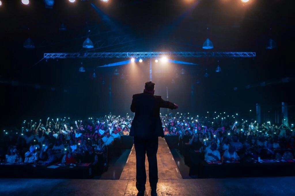 Su música, su versatilidad, sus sacos de colores; crean una energía única y fantástica. Foto archivo.
