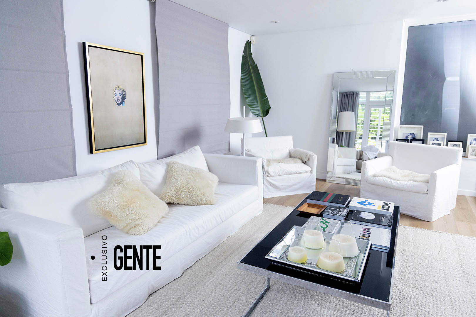 Blanco reluciente, minimalismo y detalles en metalizado. Las claves del living de Flavia Palmiero. 