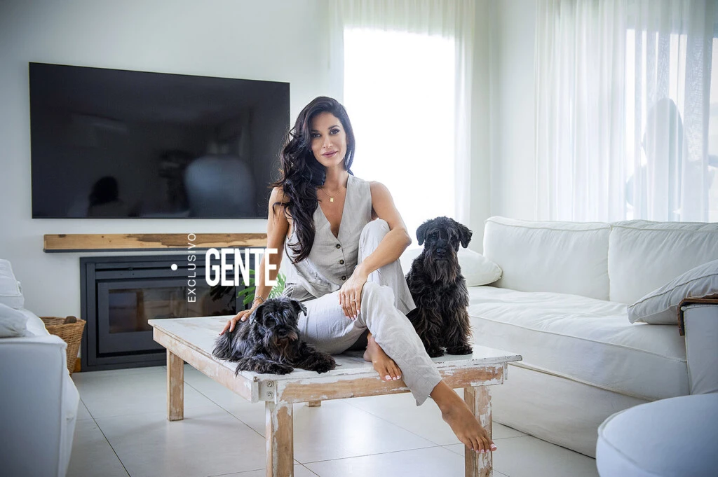 Silvina Escudero posa con Titán y Mulata, dos de sus perros. "Son mis hijos", dice.