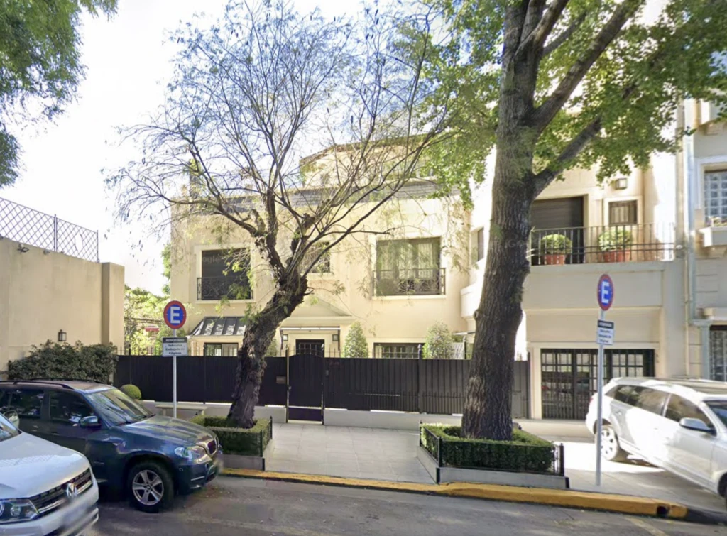 La fachada de la casa que habitó Maradona.