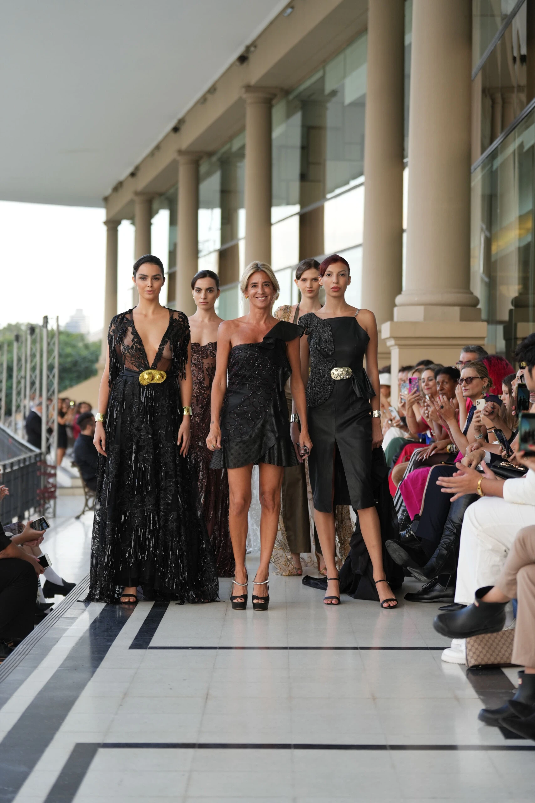 Ivana Picallo junto a sus modelos en el cierre de su desfile en el Argentina Fashion Week