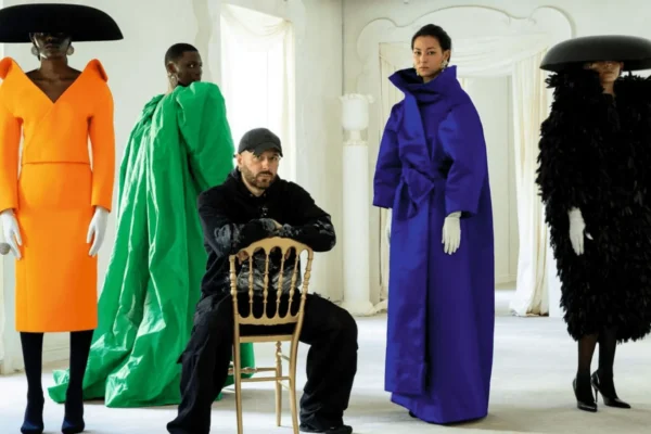 Demna Gvasalia y su colección tributo a Cristóbal Balenciaga, 2021