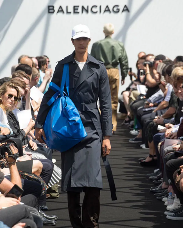 La bolsa de Balenciaga inspirada en la de Ikea