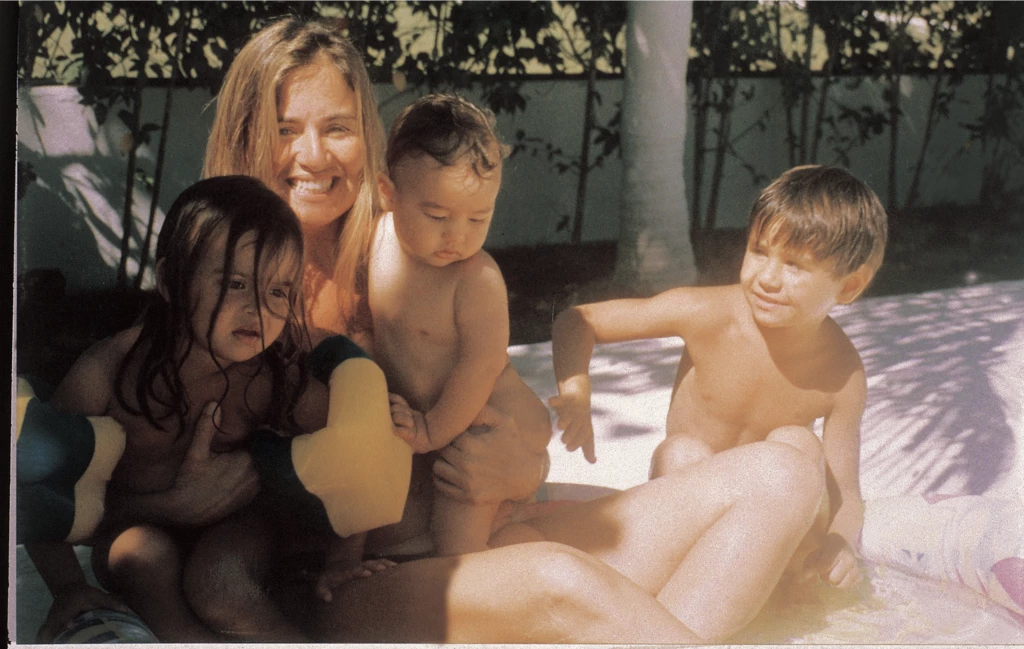 1997. "Última foto juntos con ellos. La sacamos unos meses antes de que Imad se los llevara. Amo esta foto: así éramos de unidos. Yo iba con ellos a todos lados. Los chicos aprendieron a disfrutar del sol y del agua por mi disfrute. Hasta el día de hoy lo hacen. Esta foto transmite muchísimo de lo que seguimos teniendo cuando estamos todos juntos".
