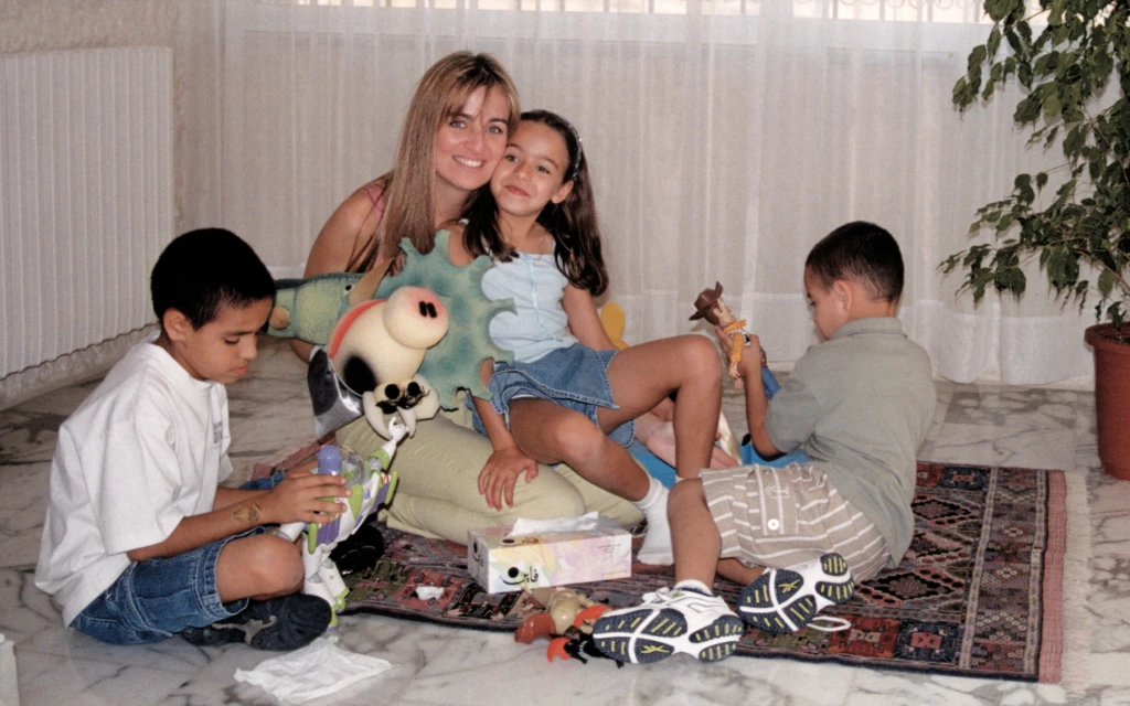 2001. "Lo increíble de esta foto es que, más allá de todo el grado de tensión, se generaba en los chicos nuestro espacio de juego amor y contención donde nos abríamos a través del juego a sus corazones y dolores. Fíjate cómo alrededor de ellos están los juegues, papel para dibujar y gracias a todo esto es que entrábamos como en nuestra cápsula de amor lo que llame "Vinculos" y de allí su libro. Los hijos no son los culpables de lo que pasa. Yo no utilizaba nuestros encuentros para hablar de lo que estaba pasando sino para curar sus corazones abrazarnos tocarnos reírnos consolar sostener. Mi gran tesoro las valijas que llevaban de todo argentino".
