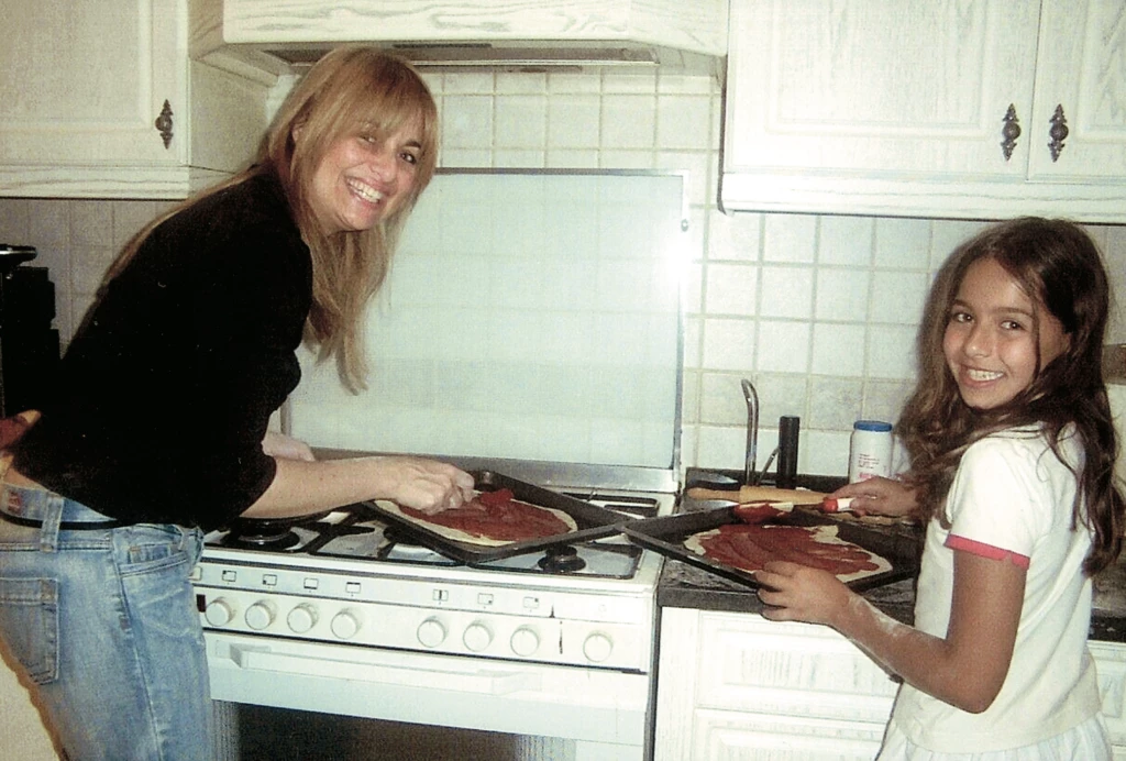 2005. "Cuando ya puede entrar a su casa entre de lleno a la cocina y allí pasaron cosas increíbles. La cocina ayudó muchísimo a curar las nanas del alma. Desde el 2005 las visitarás comenzaron a ser en la casa de ellos. A esta foto haciendo panqueques con Zahira le habíamos puesto a nuestro “restaurante Ma-Za linda". Los sabores argentinos recorrieron por años toda la casa jordana. Otra manera maravillosa de curar sanar alquimizar tanto dolor. Hasta el día de hoy amigos se los chicos recuerdan los panqueques y las pizzas".
