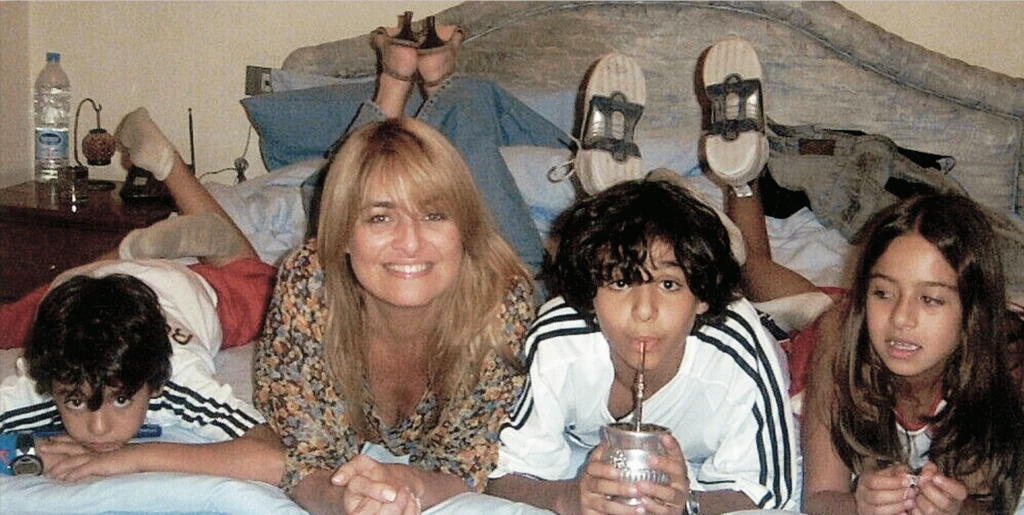 2005. "Yo preparaba toda mi ropa desde Argentina ni bien acordaba las visitas. Era fundamental que los chicos me vieran bien y que cuando me abrazaran en la ropa encontraran confianza, amabilidad, amor y por sobre todo, elegía colores y texturas. Los varones vestidos con las camisetas del Real Madrid ya eran fanáticos del fútbol: tienen camisetas firmadas de muchos jugadores argentinos. De esta forma acercaba nuestra pasión y hoy la viven y se mostró de forma asombrosa para muchos cuando fueron la Mundial. El mate fue y es mi gran compañero de mis viajes Karim cuando vino hace poco se llevó uno porque le encanta. Allí iba llevando el mate del hotel a la casa de ellos".
