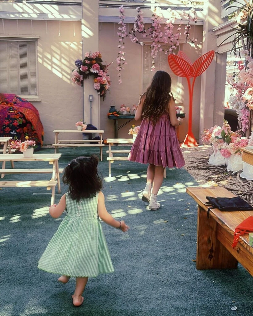 La pareja festejó los dos años de Indigo con unas tiernas postales. Foto redes sociales. 