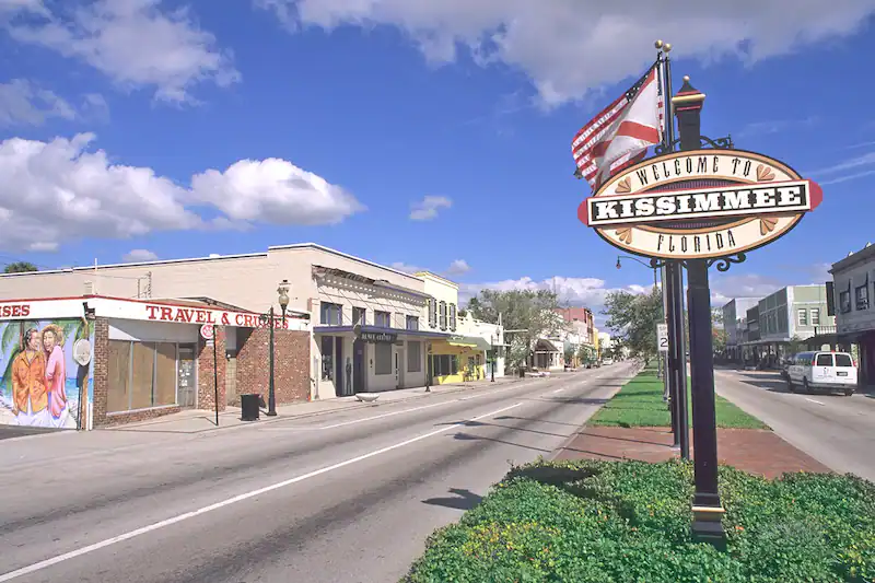 kissimmee, el poblado quwe eligió la familia para instalarse, se encuentra a 25 kilómetros de Magic Kingdom. 
