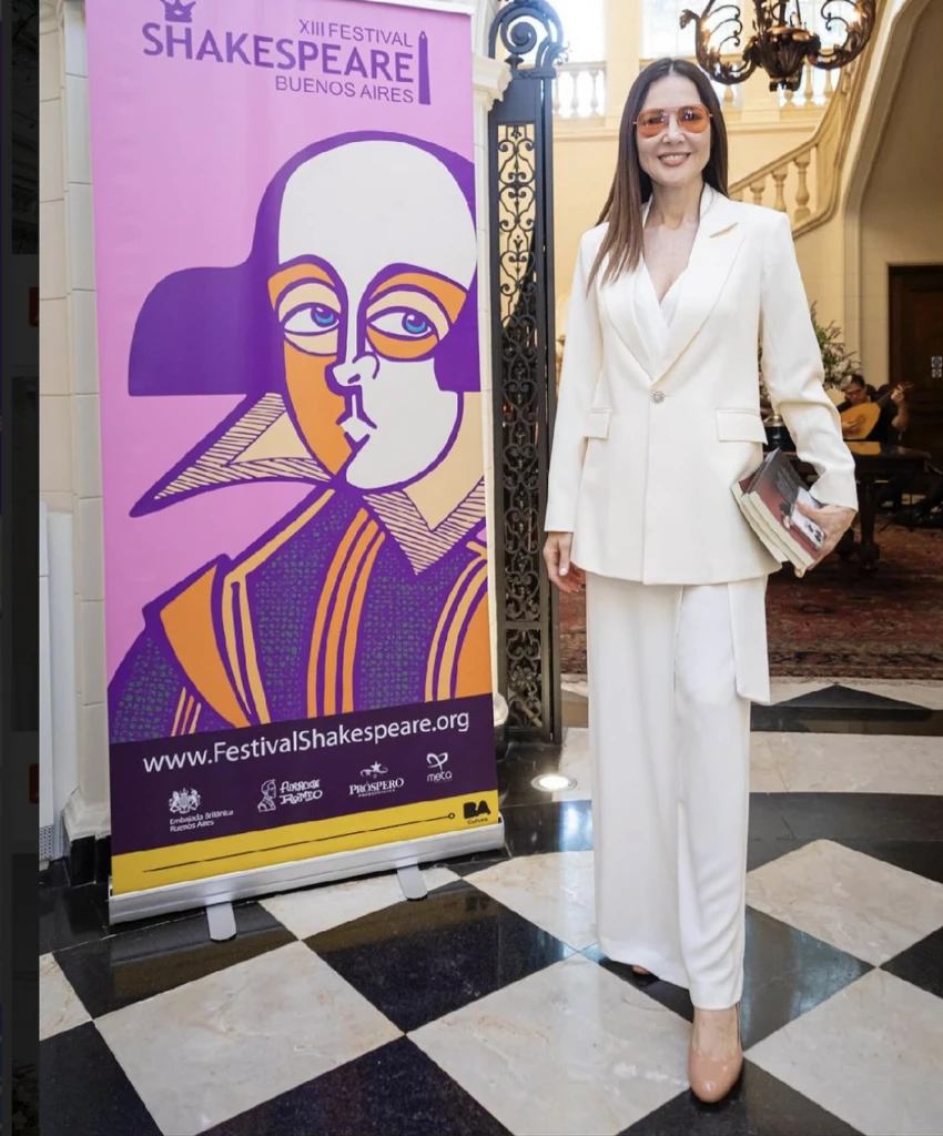 La conductora de Radio Rivadavia puso una cuota de color con unos zapatos beige.