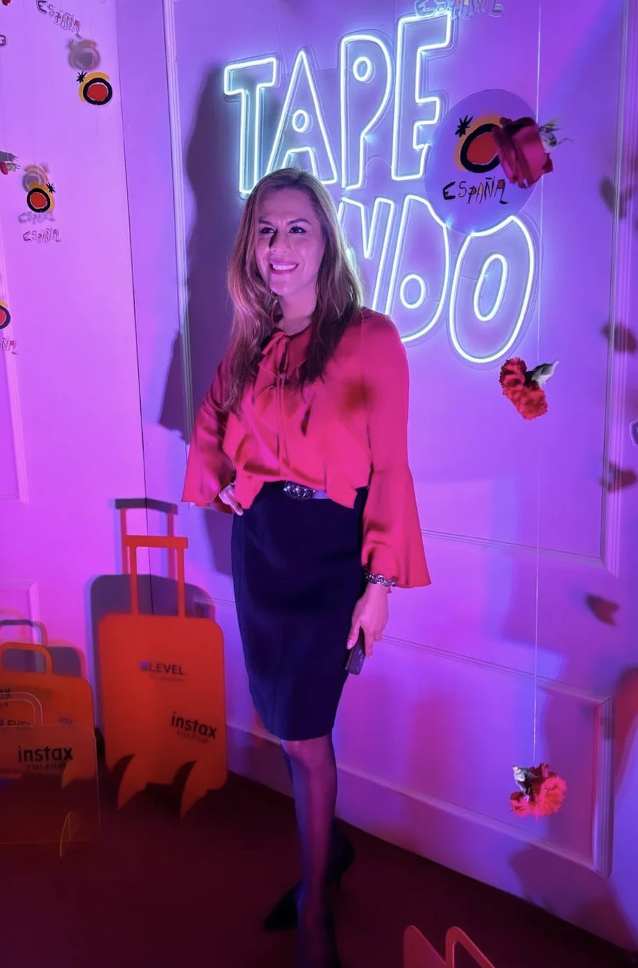 Diana Zurco en la presentación de Tapeando 2024 en la Embajada de España con una camisa roja con volados y falda negra. 