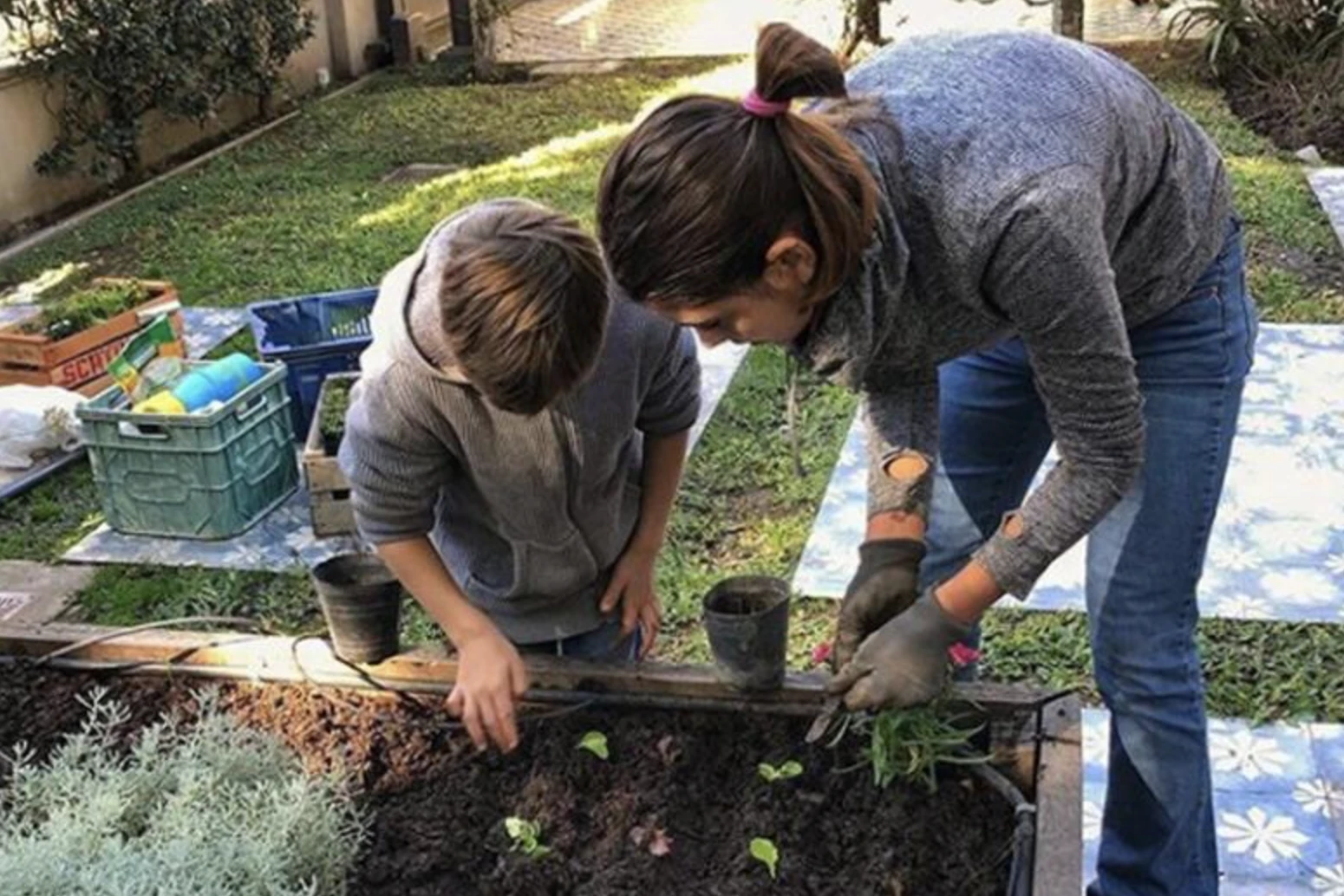 Con su hijo, cultivando en la huerta. 