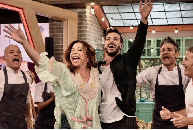 Lizy Tagliani, Diego Leuco y equipo, en el debut de la novena temporada de La Peña de Morfi, el domingo pasado