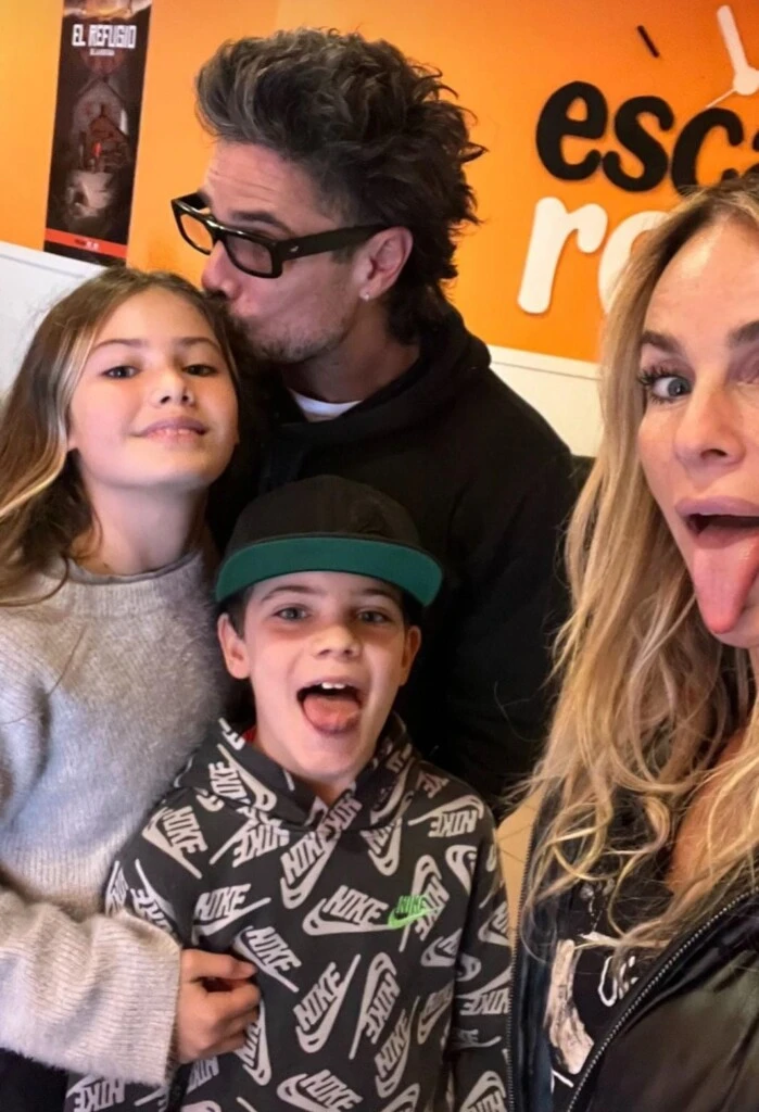 Sabrina Rojas y sus hijos junto a Luciano Castro. Foto redes sociales. 
