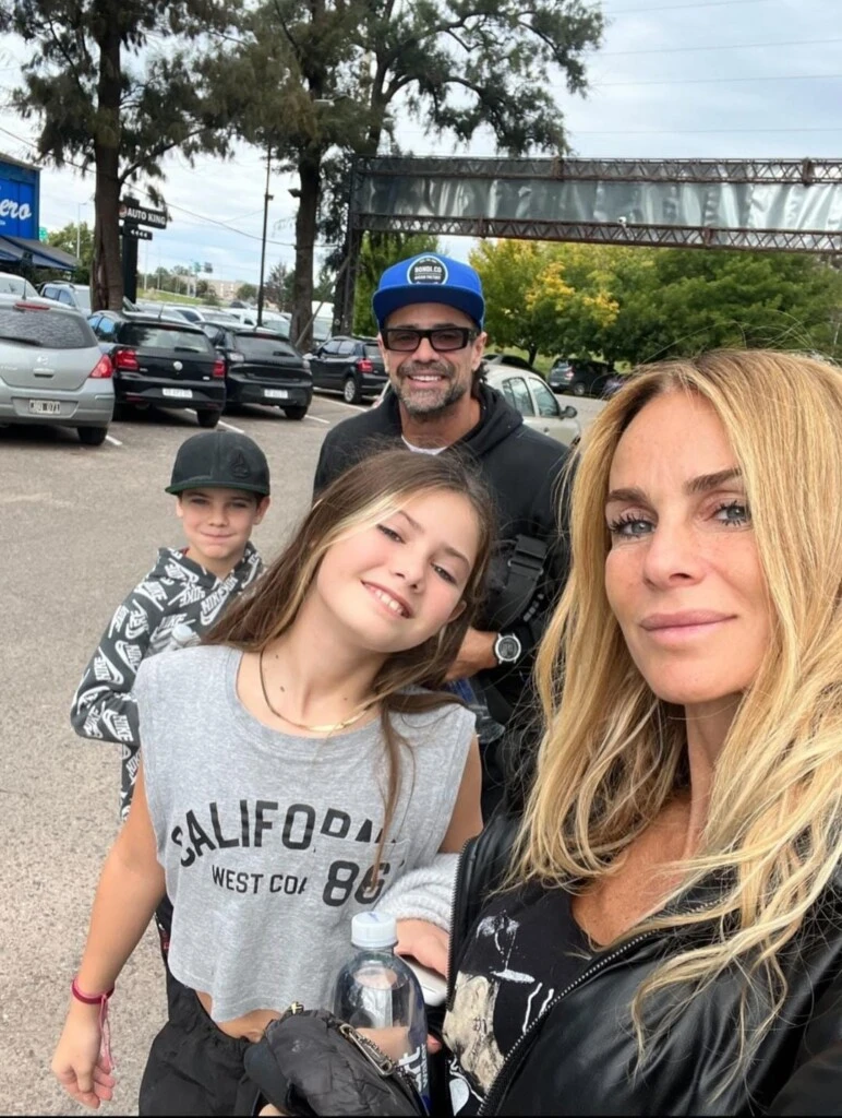 Luciano Castro y Sabrina Rojas salieron junto a sus hijos. Foto redes sociales.