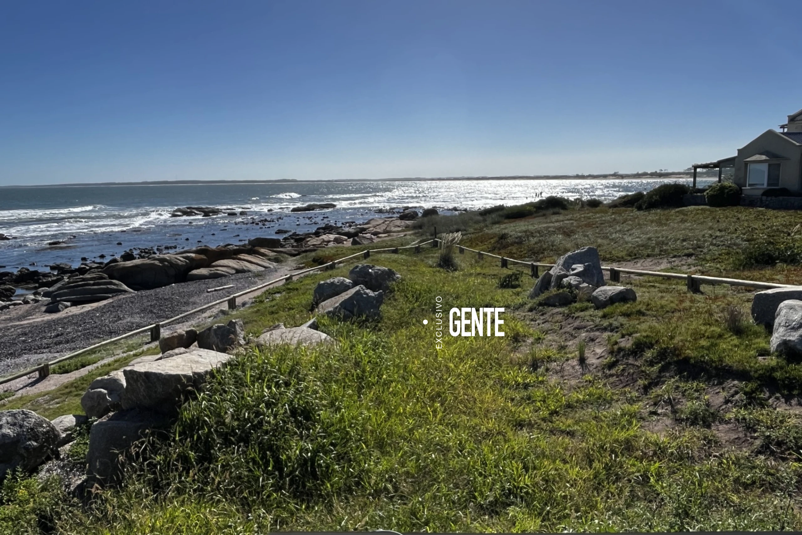 La vista directa al mar desde uno de los extremos del terreno. 