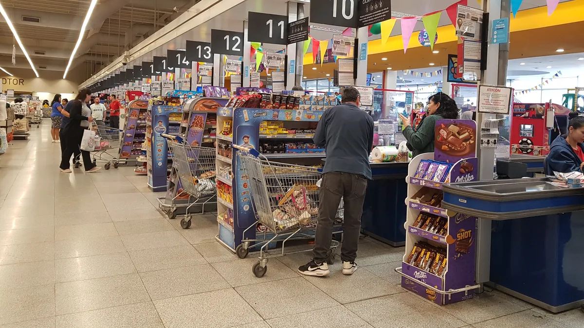 La odisea de ir al supermercado en tiempos de crisis. 